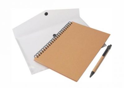 cuaderno con bolígrafo y estuche